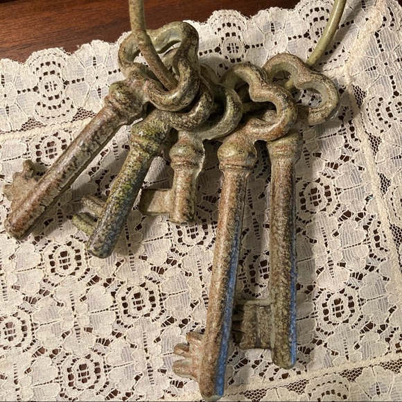 Decorative Skeleton Keys - Picture 2 of 3